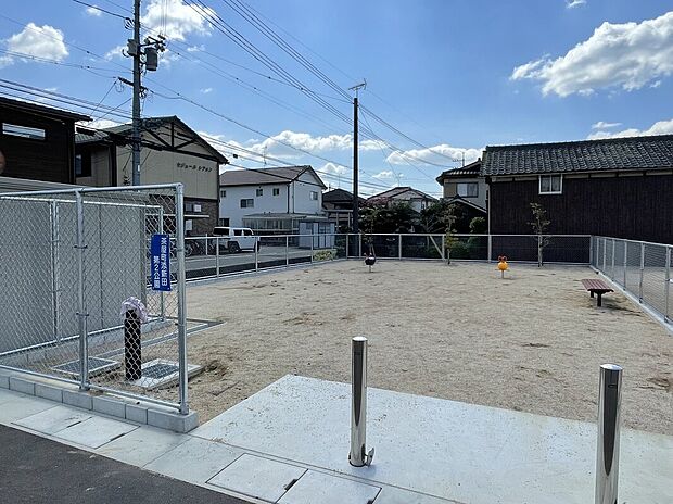 分譲地内に小さな公園あり。
また公園の隣にゴミステーションがあるので、ゴミの日には歩いて捨てに行けます。