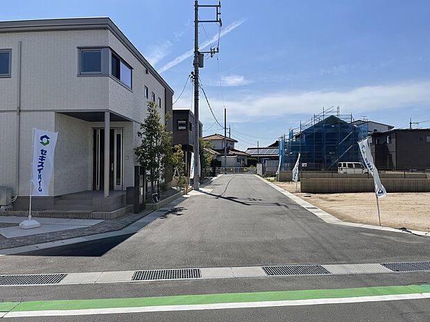 【分譲地の街並み現地写真】街並みガイドラインがあり、統一した街並みを形成します。　　　2025年5月撮影