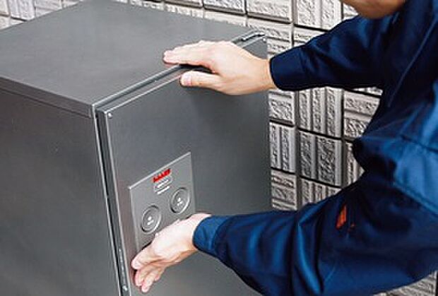 【宅配BOX】(1)外出中でも荷物が受け取れるので便利。
(2)接触しないで荷物を受け取るニューノーマルな暮らし
※メーカー、仕様により形状等が異なります。