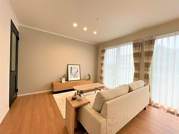 【LDK(2)】窓も大きく広々空間(2024年11月撮影)