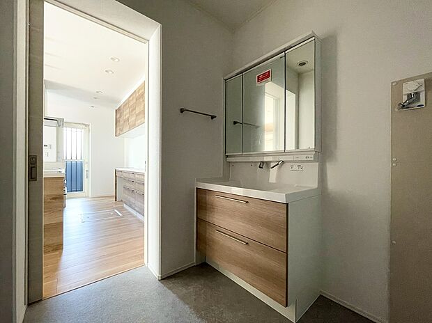 【【リビング】】キッチンから水廻りが近く、家事の時短になります。
※撮影日：2025年10月30日