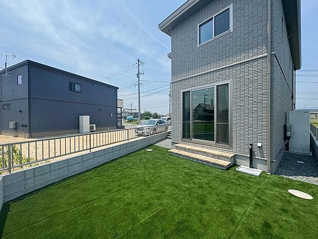 【外観】手入れ不要の人工芝を施工済み！一年中、緑の映えるお庭を楽しめます。