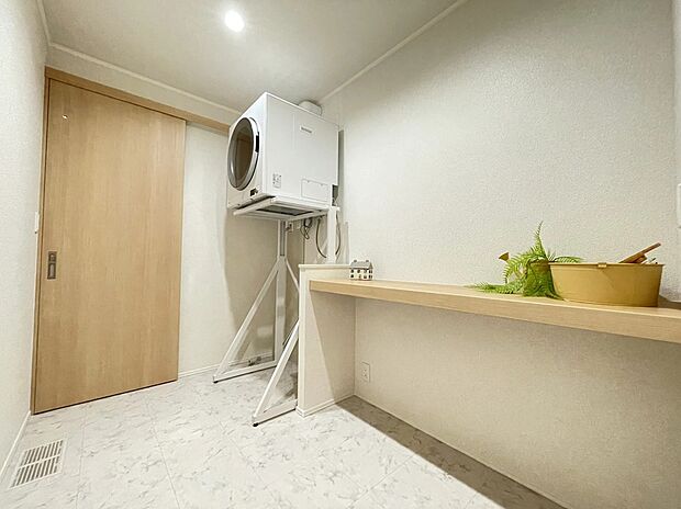 【脱衣室】脱衣室には乾太くん完備。共働きご夫婦家族や雨の日に大活躍♪