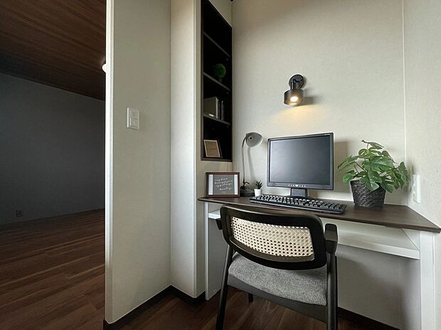 【書斎】主寝室の奥に設けられたカウンターは、自分時間に集中できる特別な場所。本棚や照明も完備されており、リモートワークや読書にぴったりの「隠れ家」のような空間です。寝室と繋がっていながら、程よい独立感も魅力で