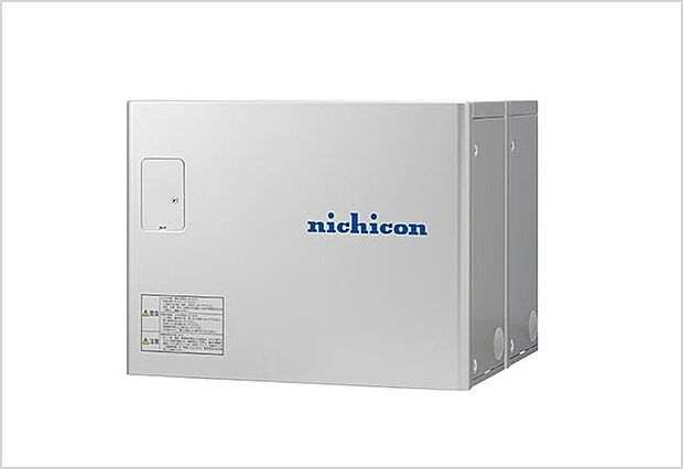 【蓄電池（9.9kWh）】(1)停電時でも生活に最低限 必要な電力を確保。
(2)太陽光発電の余った電気を貯めて夜に使うエコな生活※停電時には蓄電池の残量が無いと復旧しません。同時に使用できる電力には限りがあります。
※(1)事前に計画したコンセントでのみ電力使用が可能です。