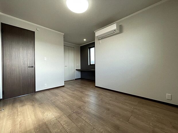 【6号地　主寝室】主審室内にデスクがあり、書斎としても使えます♪