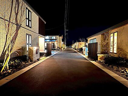分譲地の夜の街並み
