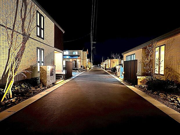 【分譲地の夜の街並み】分譲地の奥からの街並みです。7軒のお家で同じ商材をを採用した統一外構の分譲地をつくりました。瀬戸内の植栽や石材を散りばめる事で、瀬戸内の魅力を感じる事が出来ます。