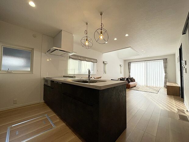 【キッチン】キッチン側から見通しも◎