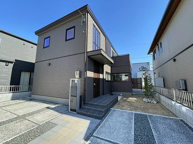 【【10号地外観】】落ち着いた色調が目を引く、スタイリッシュな外観。並列駐車もしやすい広々とした前面スペースが魅力です。駅チカながら、プライベート感のある佇まいを実現しました。