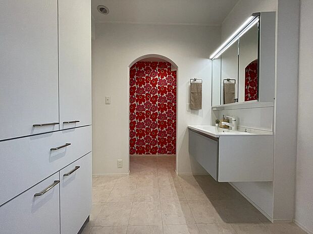 【【9号地洗面】】洗面室の奥には、マリメッコの壁紙が目を引くWICを配置。着替えや片付けがスムーズに完結する便利な家事動線が魅力です。毎日の身支度が楽しくなる、デザインと機能性を兼ね備えた空間です。