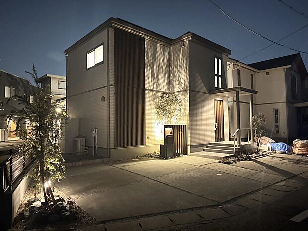 【3号地_外観】夜は分譲地全体が明るく、安心です♪