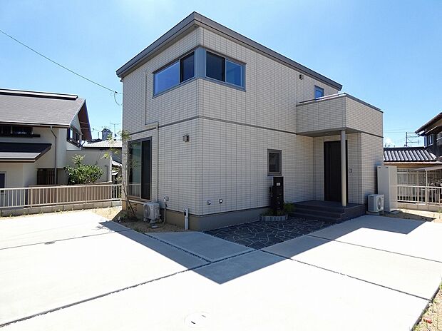 白いタイル外壁の家です。(2025年9月)撮影
