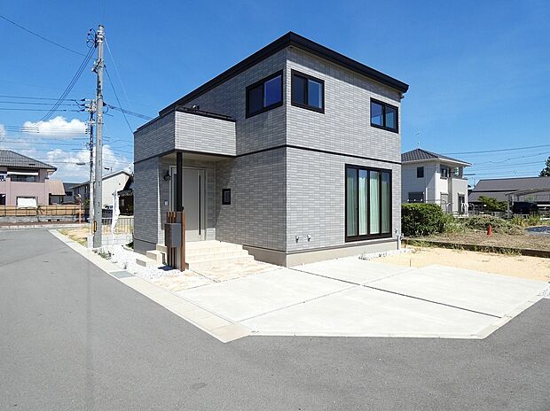 【外観】ナチュラルグレーのタイル外壁を採用した分譲住宅です。(2025年9月)撮影