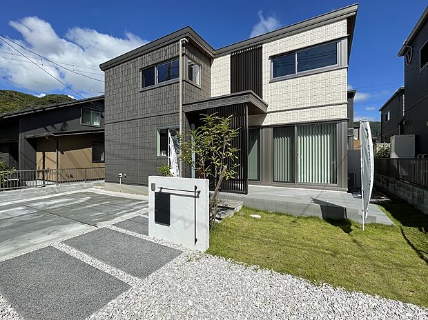 物干しスペースとしても使用できるタイルデッキがあります。(2025年10月撮影)