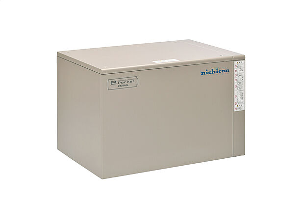 【蓄電池(写真はニチコン12kWh)】停電時でも生活に最低限 必要な電力を確保。※停電時には蓄電池の残量が無いと復旧しません。停電時に自動ですべてのコンセント・照明・設備に電気が供給されます。同時に使用できる電力には限りがあります。※蓄電池容量はカタログ値であり、実際に使える容量とは異なります。