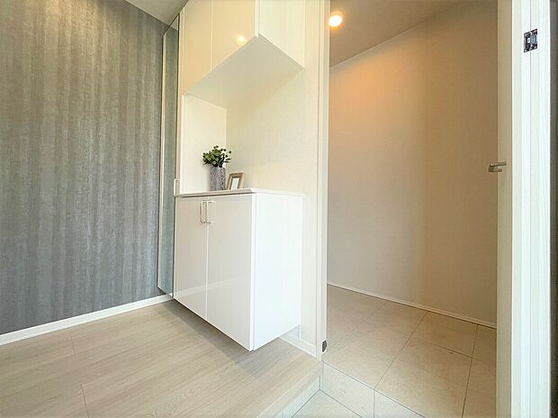 【【6号地】玄関】便利なタタキ納戸付きの玄関です。(2025年7月)撮影※写真に掲載の調度品は販売価格に含まれません。