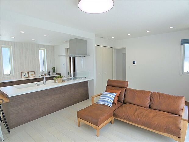 【LDK】床色と家具などの色が違うのでメリハリのある空間です。
※写真掲載の家具は販売価格に含まれます。その他の調度品は販売価格に含まれません。2025年7月撮影