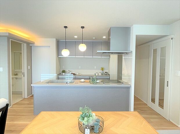 【キッチン】回遊性のあるキッチンです。※写真に掲載の家具は販売価格に含まれます。その他の調度品は含まれません。(2025年4月)撮影