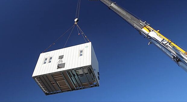 【ユニット工法】一日で雨仕舞まで完了。※建築規模や天候、その他の条件により一日で完了しない場合があります。※写真は4号地鉄骨系のイメージ写真です。