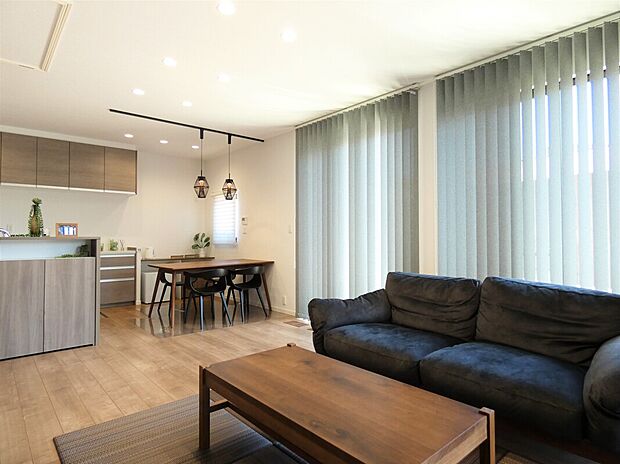 【ＬＤＫ】リビングに大開口を設置しているので明るい室内です。※写真掲載の家具は販売価格に含まれます。その他の調度品は販売価格に含まれません。（2025年4月）撮影