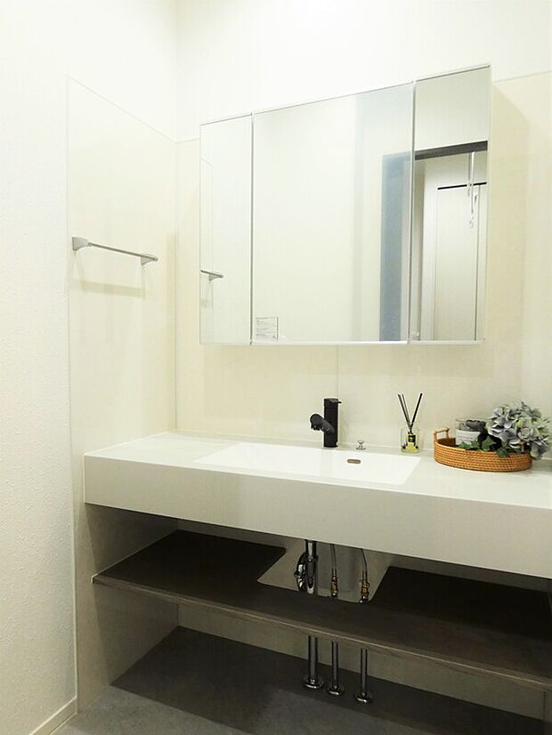 【洗面室】独立させた洗面室は来客時などに案内しやすくおすすめです！※写真掲載の調度品は販売価格に含まれません。（2025年4月）撮影