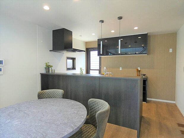 【ダイニングキッチン】キッチンはペンダントライトを採用しました。(2025年4月撮影)※写真に掲載の家具は販売価格に含まれます。その他の調度品は販売価格に含まれません。