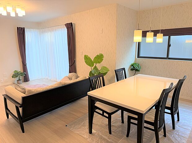 【LDK】白い床材を採用した明るいLDKです。※写真に掲載の家具は販売価格に含まれます。その他の調度品は含まれません。(2025年4月)撮影