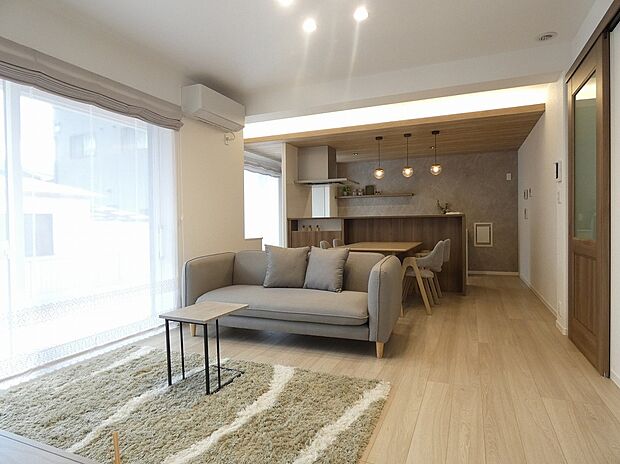 【LDK】大きな開口があり、明るいLDKです。(2025年9月撮影)※写真に掲載の家具は販売価格に含まれます。その他の調度品は含まれません。