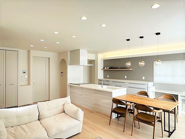 【LDK】明るいLDKです。(2025年4月)撮影※写真に掲載の家具は販売価格に含まれます。その他の調度品は含まれません。