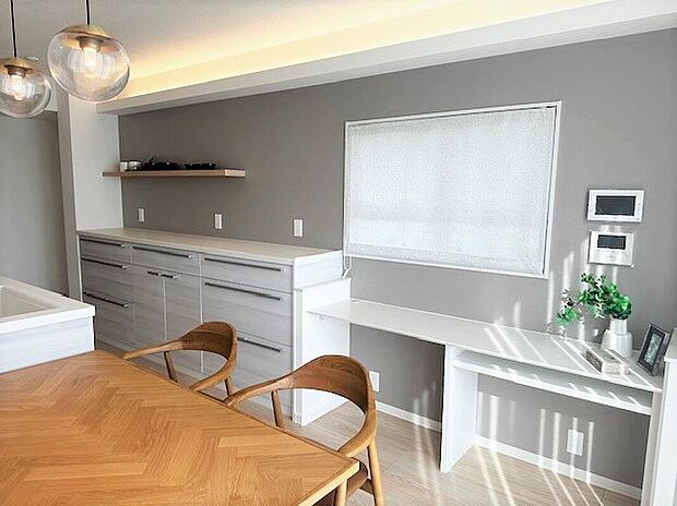 【キッチン】キッチン横にはカウンターを設けました。お子様のお勉強にも最適です。(2025年4月)撮影 ※写真に掲載の家具は販売価格に含まれます。その他の調度品は含まれません。