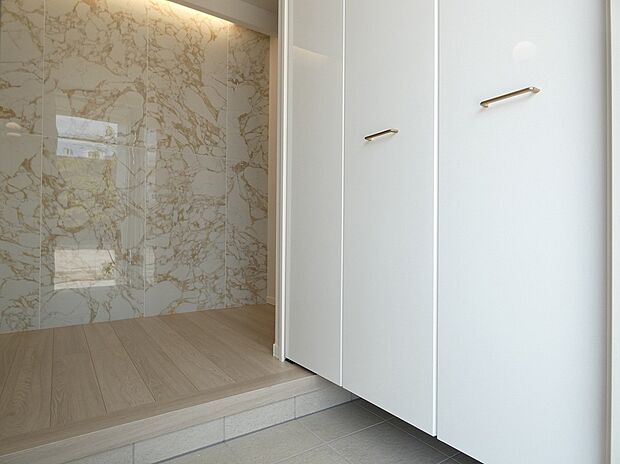 【【1号地】玄関】おしゃれなタイルと間接照明を施工した玄関です。※写真に掲載の調度品は販売価格に含まれません。(2025年8月)撮影