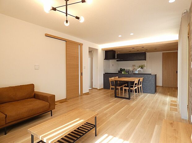 【ＬＤＫ】照明が魅力的なリビングです！（2025年11月撮影）※写真に掲載の家具は販売価格に含まれます。その他調度品は販売価格に含まれません。