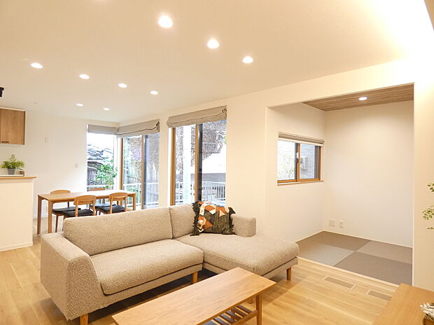 【【5号地】LDK】広々LDKです!※写真に掲載の家具は販売価格に含まれます。その他調度品は販売価格に含まれません。(2026年4月撮影)