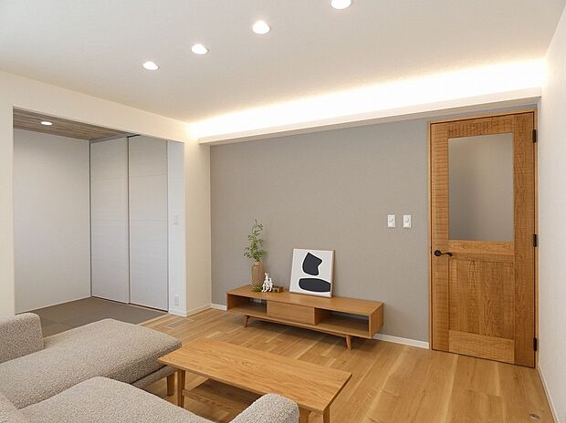 【【5号地】LDK】多目的に使える畳コーナーと隣接したリビングです！※写真に掲載の家具は販売価格に含まれます。その他調度品は販売価格に含まれません。（2025年8月撮影）