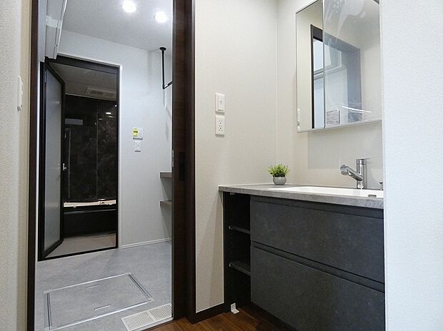 【【7号地】洗面コーナー】脱衣室と洗面は分かれています。（2025年8月撮影）