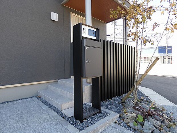 【現地外観（2025年11月撮影）】便利な宅配ボックスを設けました！