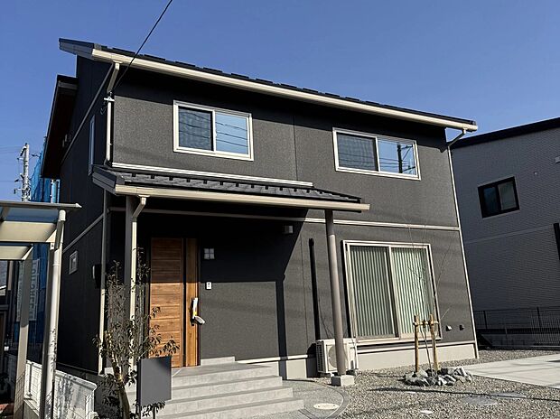 ◇４LDK＋ロフト！◆太陽光システム採用！
落ち着いた色調と上質なデザインが魅力の外観。
見るたびに誇らしさを感じる住まいです♪