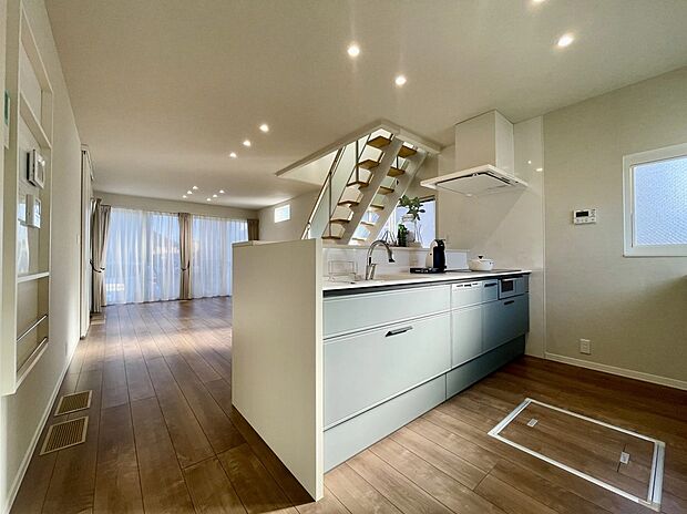 ★5号地リビング
大きな窓から光が差し込む明るいリビング。
開放感あふれる空間で、家族の時間をゆったり過ごせます。