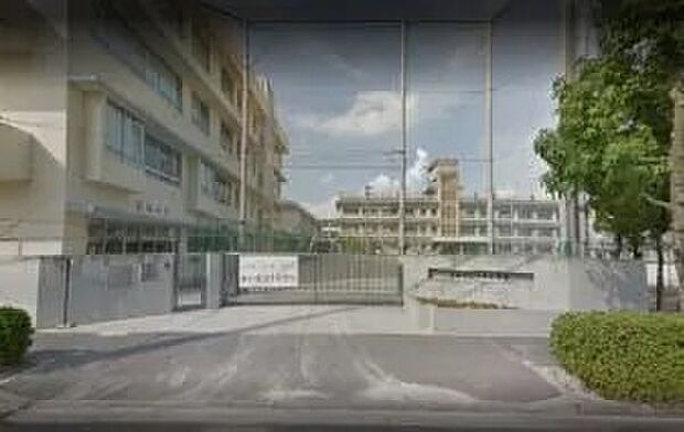 徒歩11分で通える小学校は、低学年の足でも無理なく通える、ちょうどいい距離感。毎日の登下校が、体力と社会性を育む「大切な時間」に。見守り合いながら通う、安心の教育環境です。