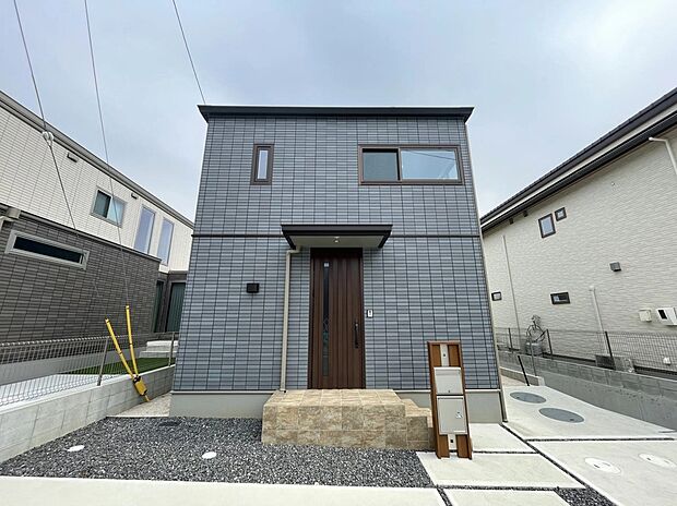 【現地外観写真】☆５号地
太陽光発電システム採用◎！毎日の電気を太陽でつくる暮らし♪
リビングの横にはフレキシブルスペースがあり、
小さなお子様のお昼寝スペースにもぴったりです♪