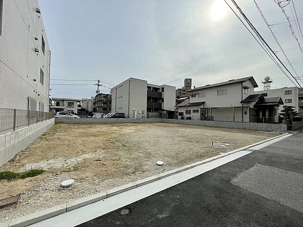 【現地写真】広島電鉄駅まで徒歩圏内で、通勤・通学も快適です。小・中学校も無理のない距離に揃っており、毎日の通学も安心です。さらにスーパーも身近にあり、日々のお買い物にも便利な暮らしやすい住環境です。