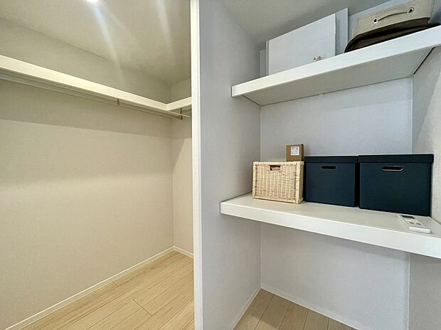 【★ウォークインクローゼット(5号地)】季節物の洋服や大きなスーツケースなども収納できる！
洋服を探す手間が減り、コーディネートもしやすい◎