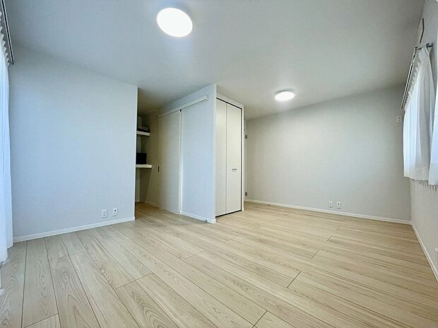 【★リビング以外の居室(5号地)】明るく風通しの良い居室は、毎日の暮らしを快適に彩る空間
家具も配置しやすく使い勝手の良い間取りです