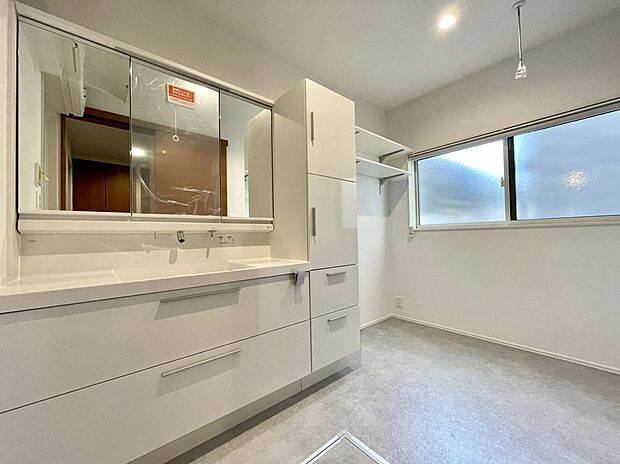 【洗面所】【6号棟】開放感のある広々とした洗面所で、ゆとりある身支度の時間をお過ごしいただけます♪