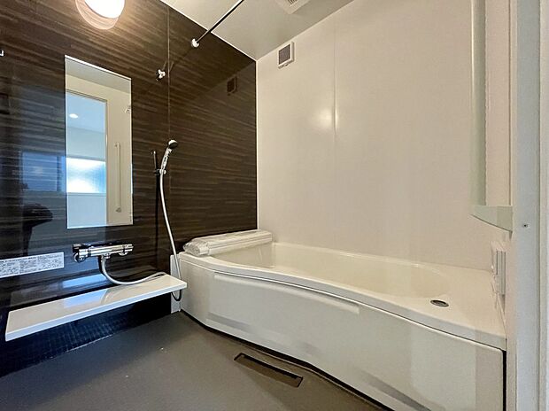 【浴室】【6号棟】ゆったりとした浴室で、一日の疲れを心地よくリフレッシュできる空間です。