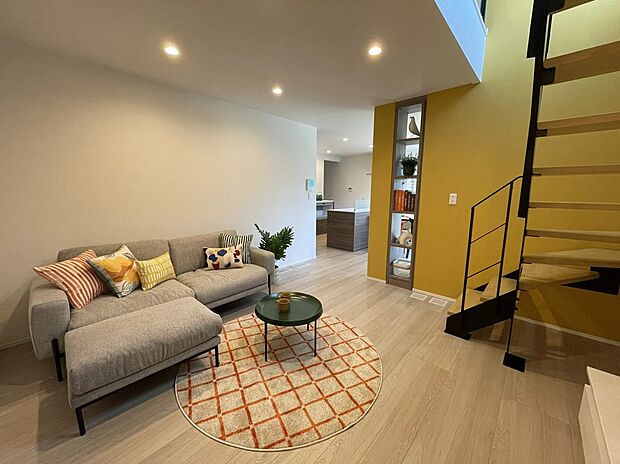 【リビング】階段の上部は吹き抜け仕様で、上からの光が差し込む開放的な空間です。住まい全体に明るさとゆとりをもたらします。