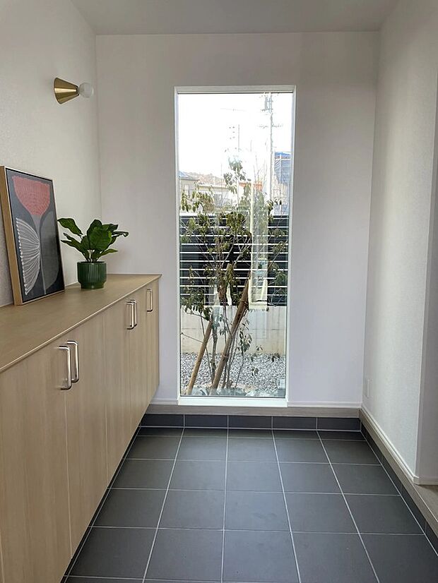 【玄関】玄関は明るく整った空間で、住まいの第一印象を引き立てます。