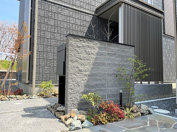 外壁の色に合う門壁を使用。(2025年4月撮影)