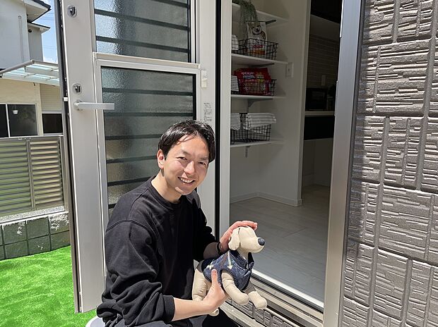 南側の光に溢れる広々としたお庭は人工芝を敷くことでわんちゃんもお子様も自由に遊べるスペースです!【お子様と過ごせる時間】【ワンちゃんと思い出】などなどの思い出をこのお家で増やしていきませんか?